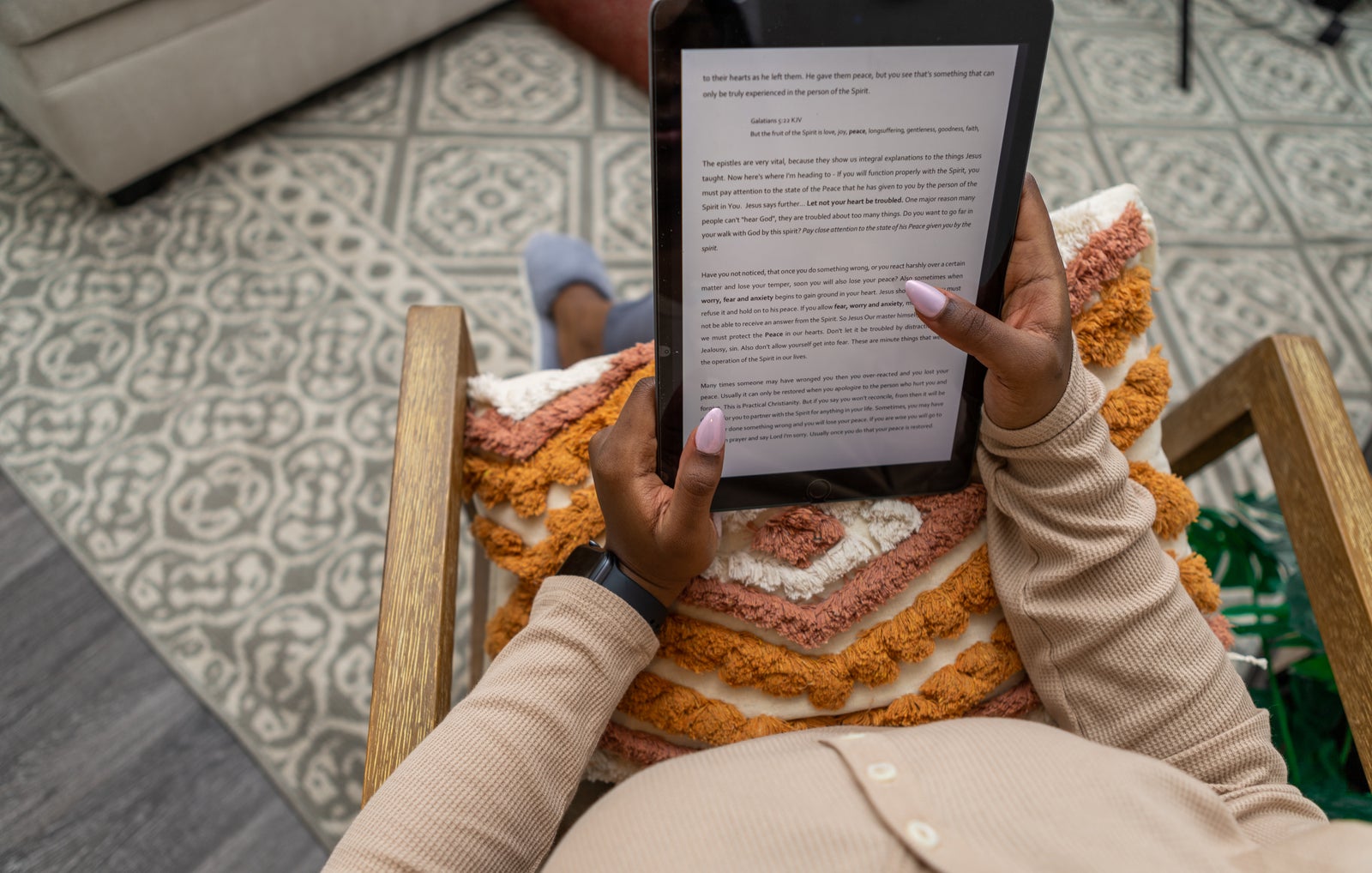 Mulher lendo em um e-book durante o trabalho.
