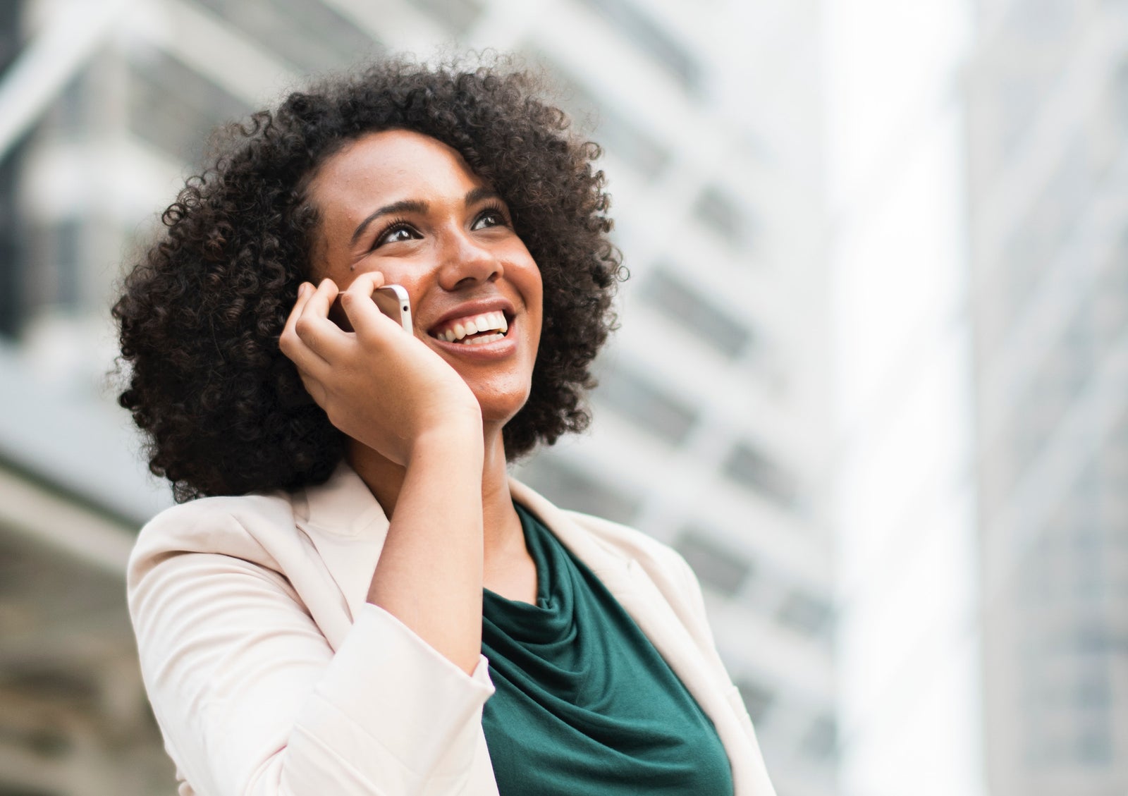Mulher concentrada em uma ligação de trabalho.