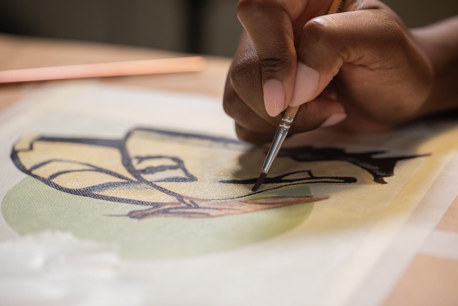 Artista pintando sobre uma tela.