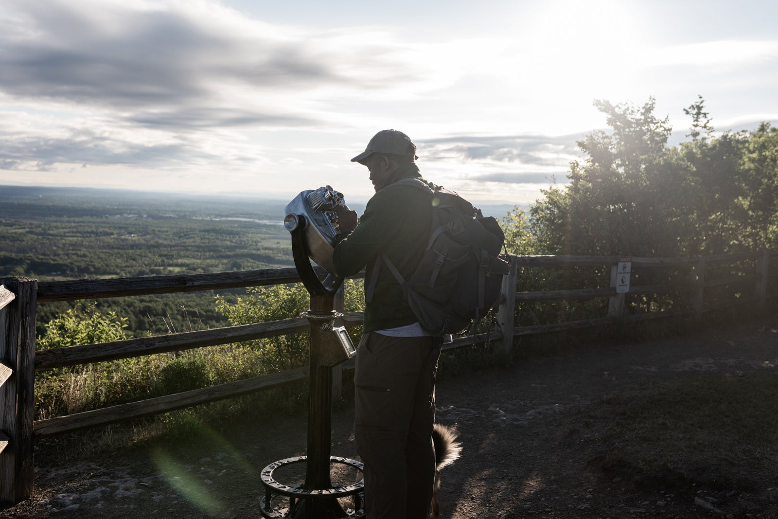 Homem explorando uma paisagem de montanha.