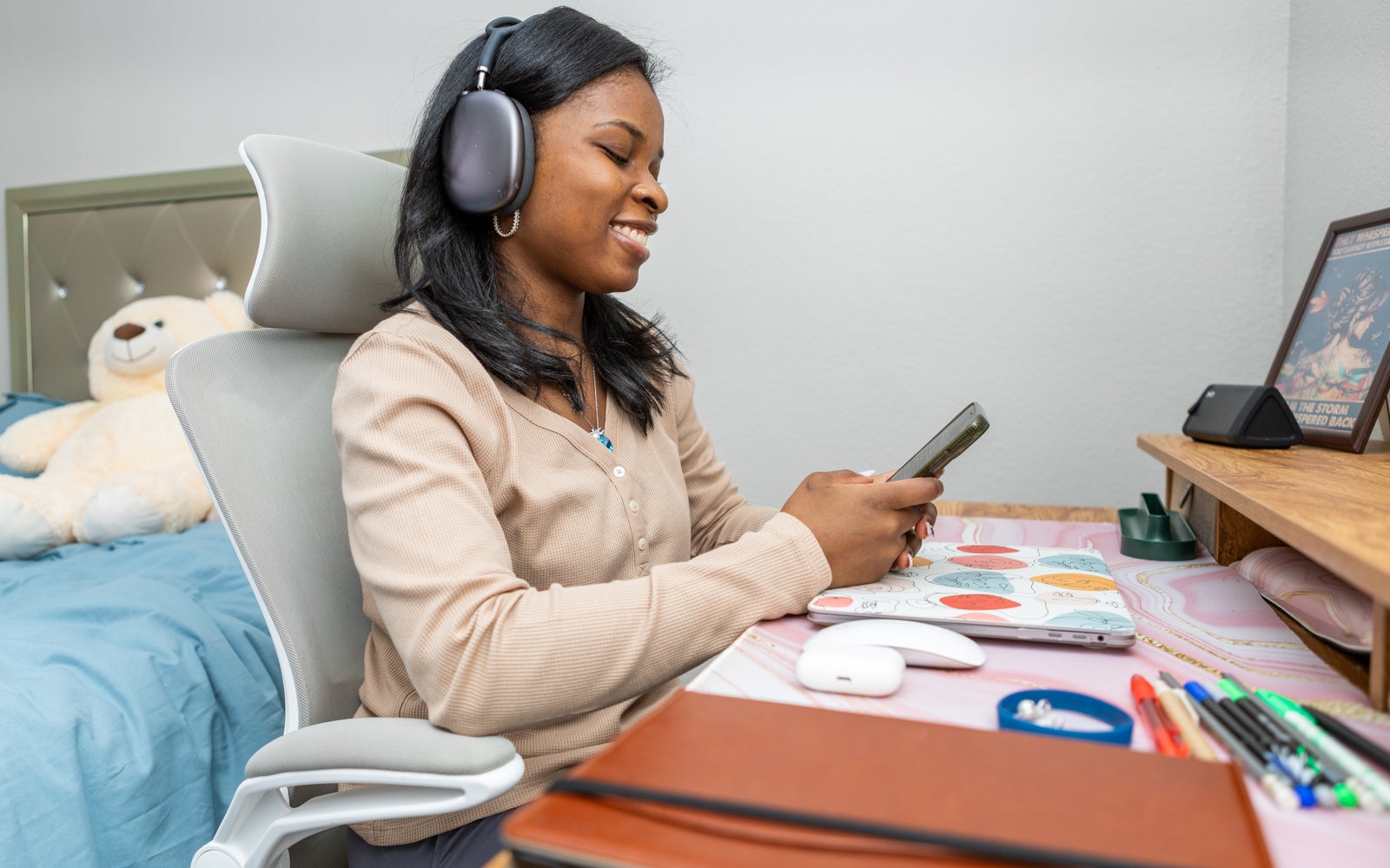 Mulher trabalhando remotamente com fones de ouvido.