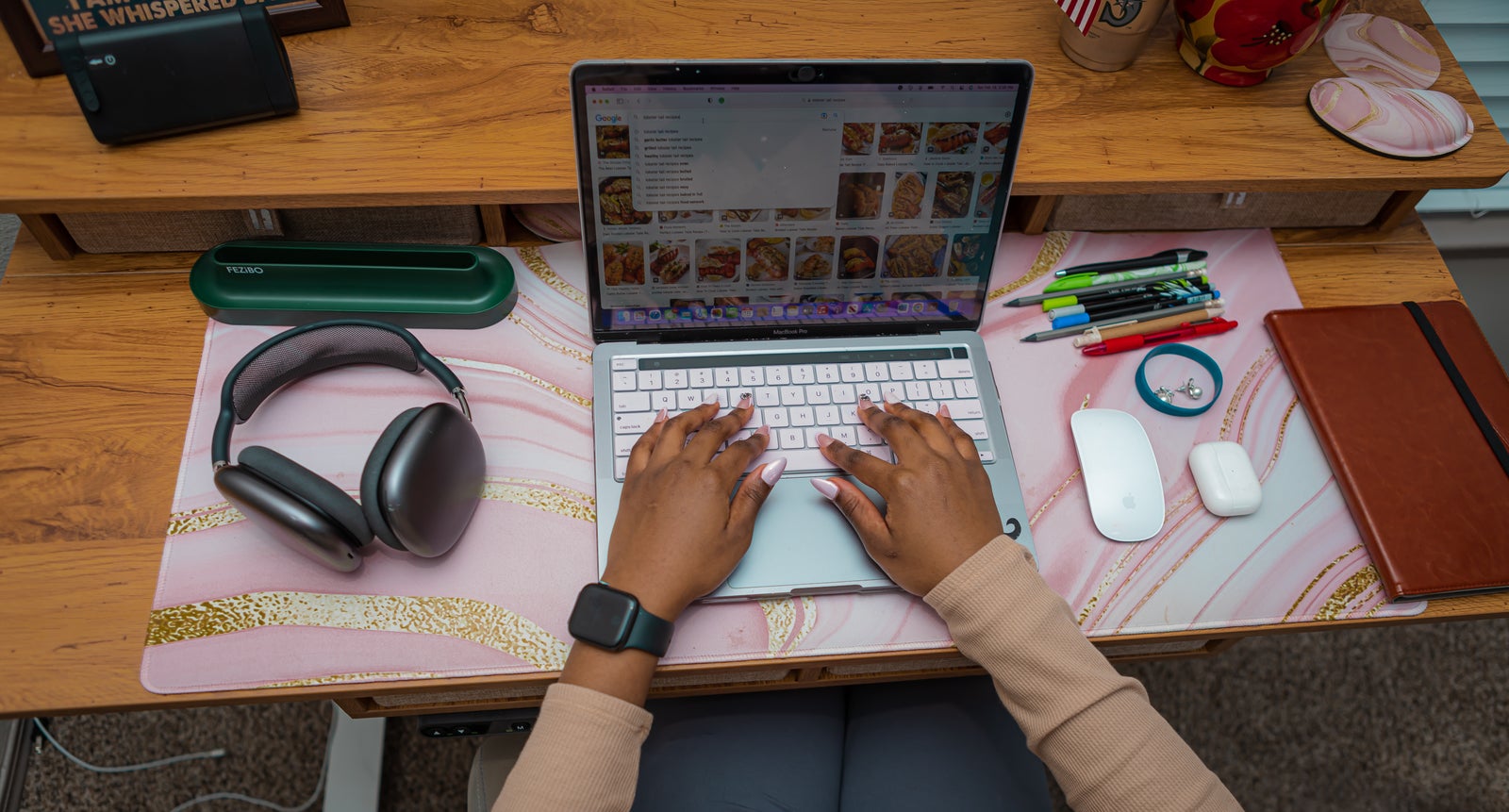 Home office organizado com notebook e fones de ouvido.