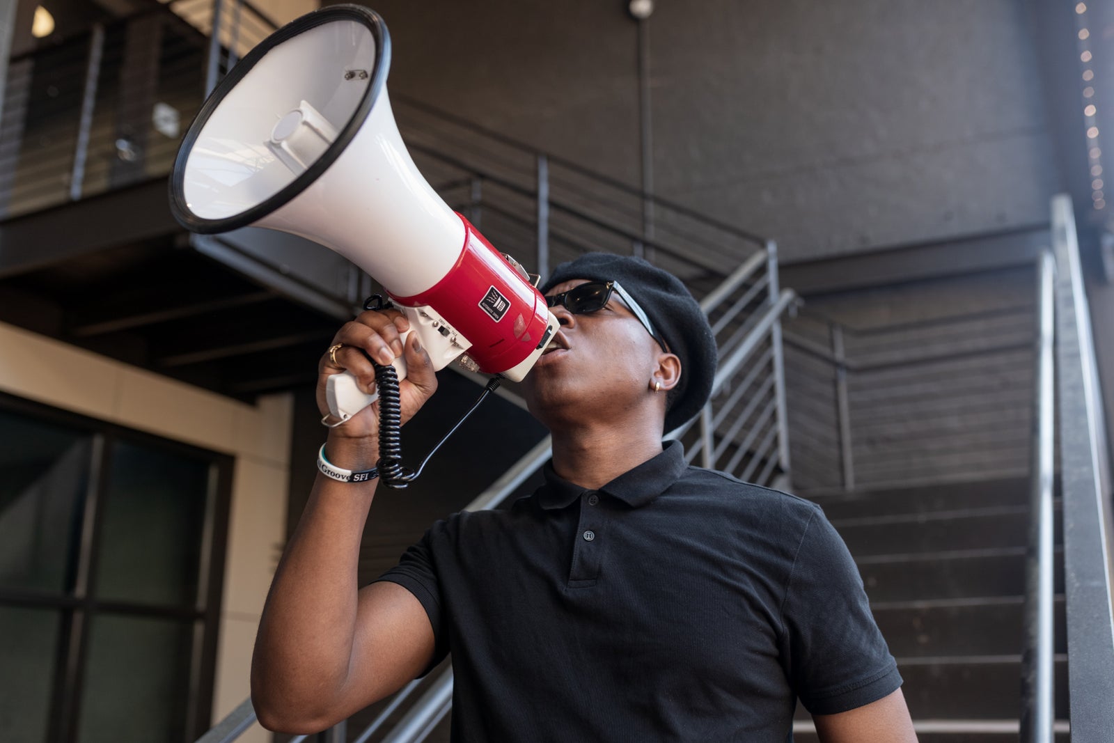 Pessoas reunidas em manifestação.