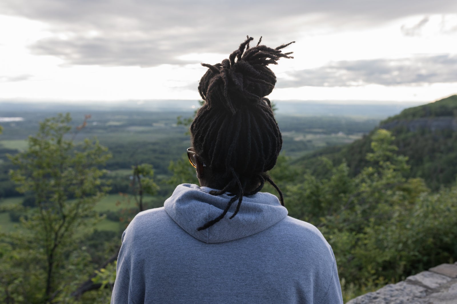 Mulher negra em contato com a natureza.