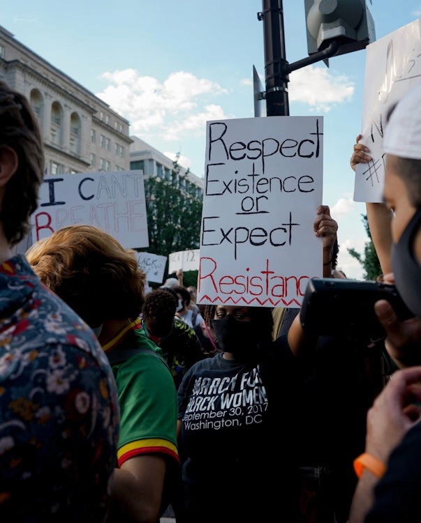 Pessoas em uma manifestação por justiça racial